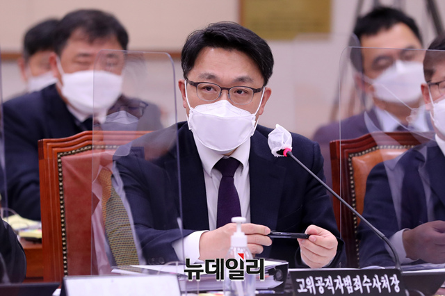 ▲ 17일 김진욱 고위공직자범죄수사처장이 국회에서 열린 법제사법위원회 전체회의에 출석해 의원들의 질의에 답변하고 있다. ⓒ뉴데일리(사진=공동취재단)