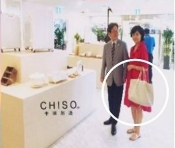▲ CHISO 매장을 방문한 김혜경씨가 하얀색 고야드 백을 들고 있는 모습이다. ⓒ인터넷 커뮤니티 캡쳐