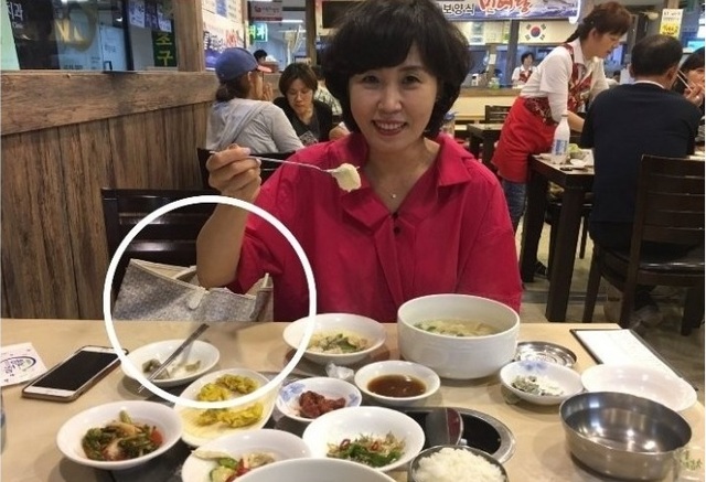 ▲ 한 식당을 찾은 김혜경씨 옆에 회색 고야드 백이 놓여있는 사진이다. ⓒ인터넷 커뮤니티 캡쳐