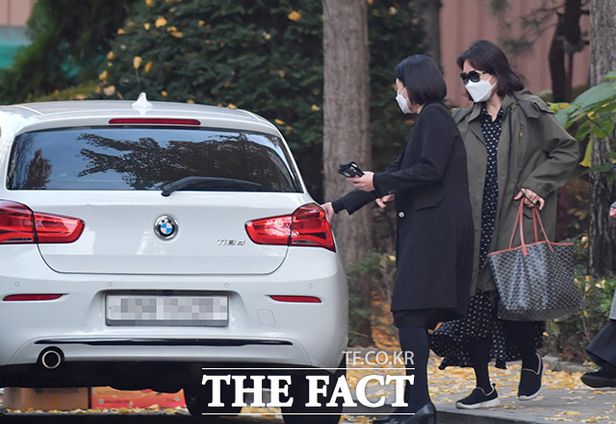 ▲ 인터넷 매체 '더팩트'가 촬영한 사진. 이재명 후보 측은 우측 선글라스를 낀 여성이 진짜 김혜경 씨라고 밝혔다. 김씨가 든 가방은 프랑스산 고야드 백으로 확인됐다. ⓒ더팩트 단독보도