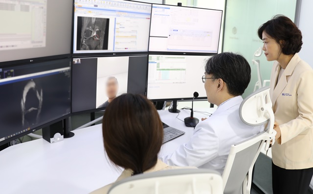 ▲ 명지병원의 전문 의료진들이 원격 의료 상담을 진행하고 있는 모습. ⓒLG디스플레이