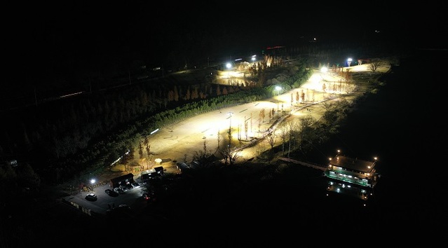 ▲ 화천 산천어 파크 골프장에 설치된 야간 조명시설.ⓒ화천군