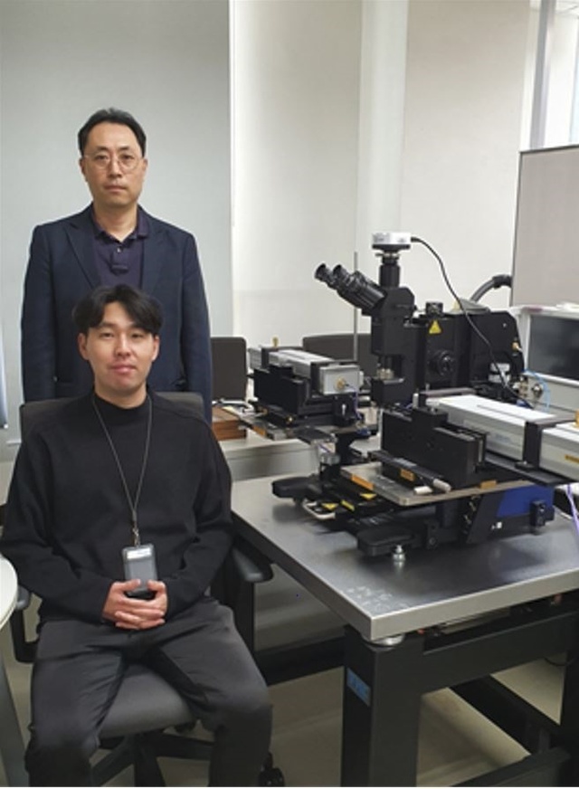 ▲ (앞)전병옥 DGIST 정보통신융합전공 박사과정생 (뒤)장재은 교수.ⓒDGIST