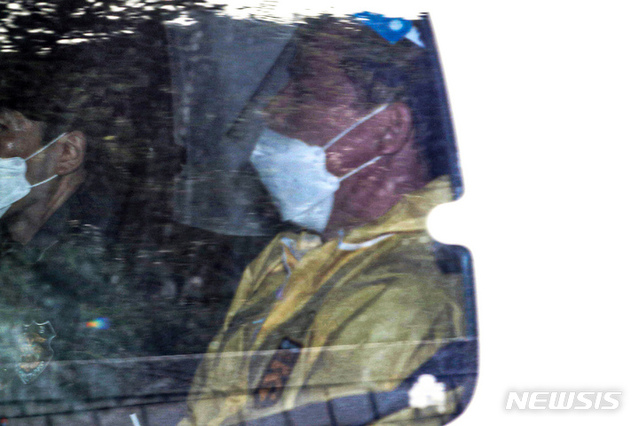 ▲ 유동규 전 성남도시개발공사 기획본부장이 지난 10월 3일 서울 서초구 서울중앙지방법원에서 구속영장실질심사를 마치고 차량을 타고 이동하고 있다. ⓒ뉴시스