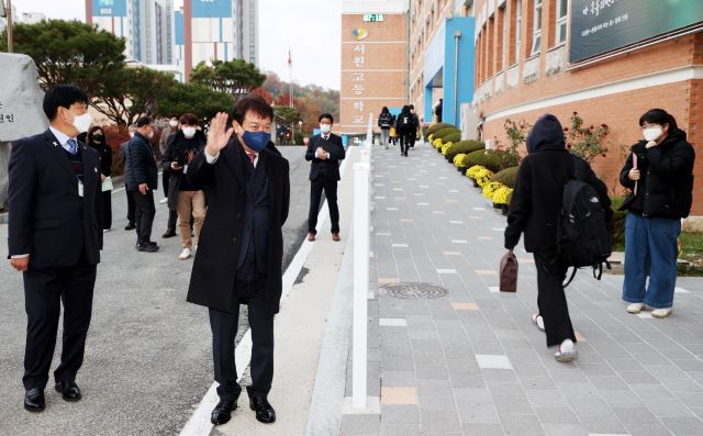 ▲ 김병우 충북교육감이 18일 아침 2022학년도 대학 수학능력 시험장인 청주 서원고등학교를 방문해 수험생들을 응원하고 있다.ⓒ충북교육청