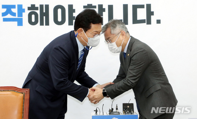 ▲ 송영길 더불어민주당 대표(왼쪽)와 최강욱 열린민주당 대표가 지난 5월 서울 여의도 국회 열린민주당 사무실에서 만난 모습. ⓒ뉴시스