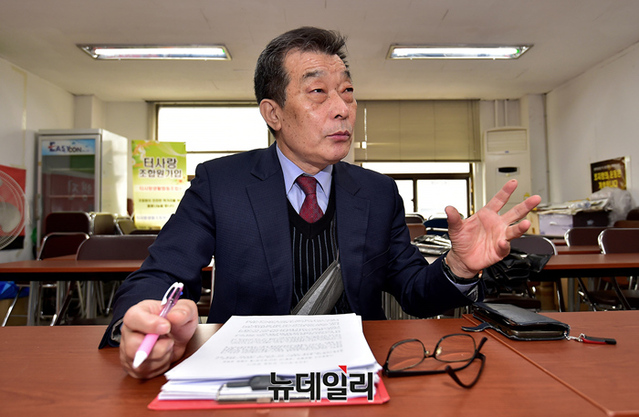 ▲ 이호승 전국철거민협의회중앙회(전철협) 상임대표가 18일 전철협 사무실에서 본지와 인터뷰 중인 모습. ⓒ정상윤 기자