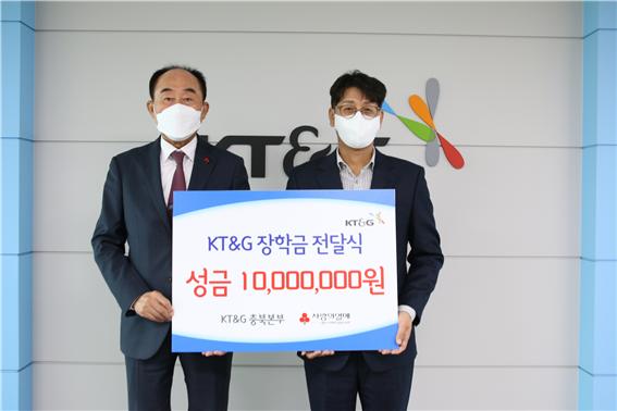 ▲ KT&G 충북본부가 18일 도내 저소득 가구 학생들의 학습지원을 위해 장학금 1000만 원을 충북사회복지공동모금회에 기탁했다. 좌측부터 충북모금회 노영수 회장, KT&G 충북본부 강성열 본부장.ⓒ충북모금회