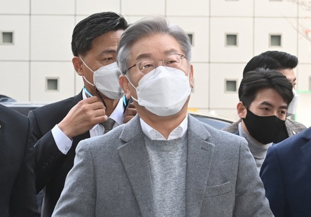 ▲ 이재명 더불어민주당 대선 후보가 18일 오전 서울 마포구 상암동 SBS 프리즘타워에서 '5천만의 소리, 지휘자를 찾습니다' 주제로 열린 SBS D포럼에 참석하고 있다. ⓒ뉴시스