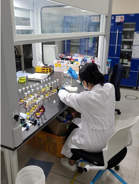 ▲ 국립환경과학원 연구원이 신규 제조 및 수입된 요소수를 검사하고 있다.ⓒ환경부