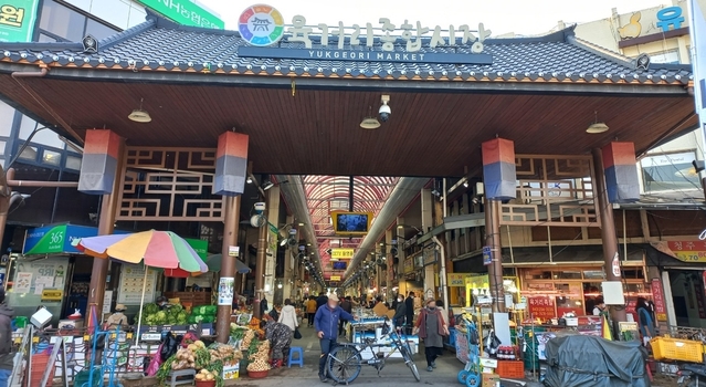 ▲ 청주시가 청주육거리종합시장이 ‘2021 전통시장 및 상점가 활성화’ 우수시장으로 선정됐다. 청주육거리종합시장 전경.ⓒ청주시