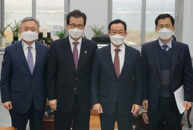 ▲ 남기헌 충북도자치경찰위원장이 18일 국회를 방문해 운영비 예산 확보를 건의했다. 사진 왼쪽부터 남기헌 위원장, 이시종 충북지사, 이종배 국회 예결위원장 등.ⓒ충북도자치경찰위원회