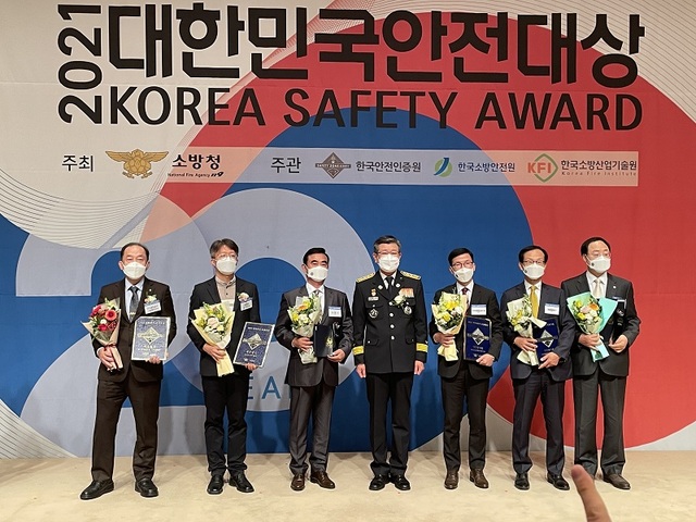 ▲ 계용준 세종시설관리공단 이사장(좌측 여섯 번째)이 '제20회 대한민국 안전대상' 시상식에서 전국 공동구 중 최초 국무총리상을 수상한 뒤 기념촬영을 하고 있다.ⓒ세종시설관리공단