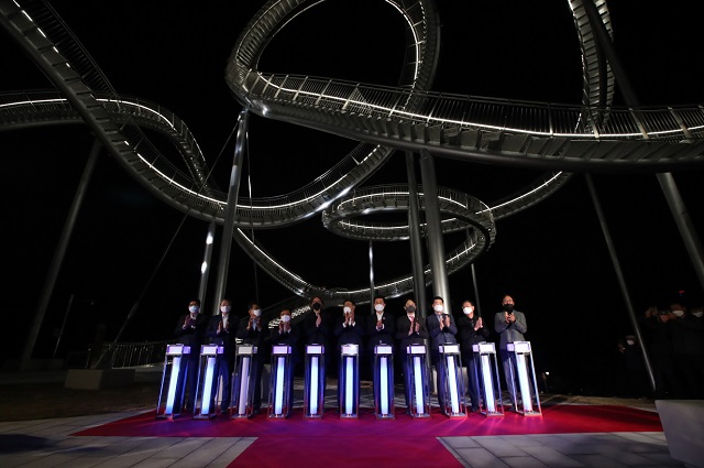 ▲ 포항시와 포스코는 18일 환호공원에서 국내 최대 규모의 체험형 조형물 ‘스페이스 워크(Space Walk)’ 제막식을 개최했다.ⓒ포항시