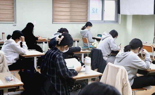 ▲ 18일 2022학년도 수능시험이 전국에서 일제히 치러졌다. 이번 수능은 두 번째 ‘코로나 수능’으로, 포근한 날씨 속에 치러진 가운데 수학은 어렵고 국어는 작년과 비슷한 수준인 것으로 분석됐다. 사진은 대전 A 고등학교에서 수능시험을 보고 있는 학생들.ⓒ대전시교육청