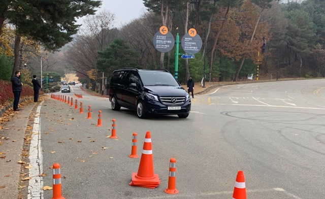 ▲ 19일 오전 11시26분경 홍라희 전 리움미술관 관장과 이부진 호텔신라 사장, 이서현 삼성복지재단 이사장이 검은색 벤을 타고 호암미술관을 빠져나가는 모습. ⓒ이성진 기자