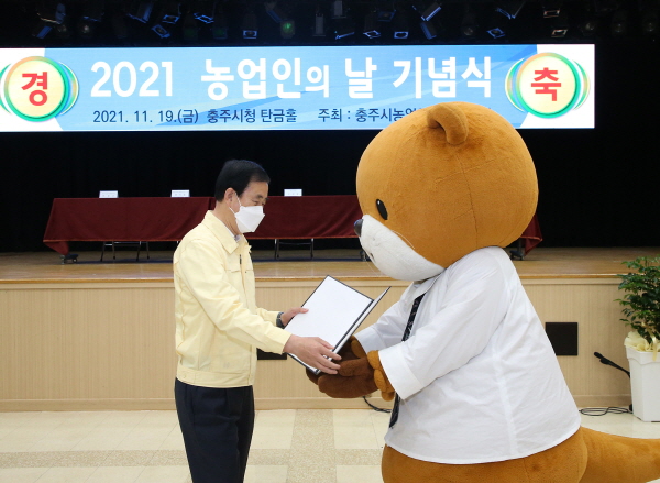 ▲ 조길형 충주시장이 19일 농산물 통합브랜드 대표 캐릭터 ‘충주씨’에게 8급 승진 임용장을 수여했다.ⓒ충주시