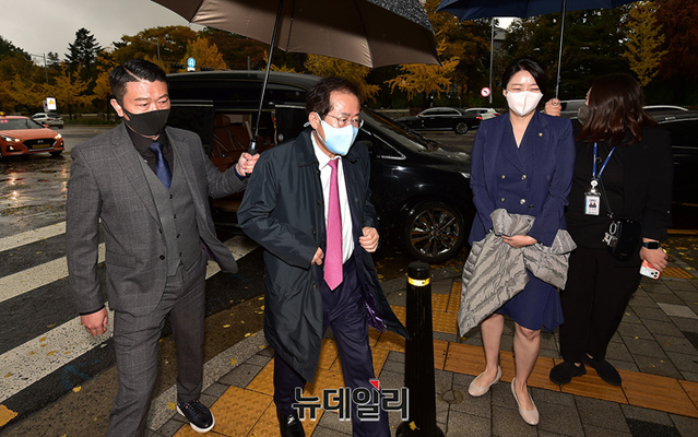 ▲ 홍준표 국민의힘 의원이 지난 8일 오전 서울 여의도 jp희망캠프에서 열린 해단식에 참석하기 위해 이동하고 있다.ⓒ정상윤 기자