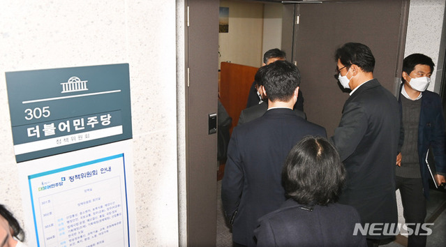 ▲ 서울중앙지검 수사관들이 19일 오전 공직선거법 위반 관련 압수수색을 위해 국회 의원회관 더불어민주당 정책연구실로 들어가고 있다. ⓒ뉴시스
