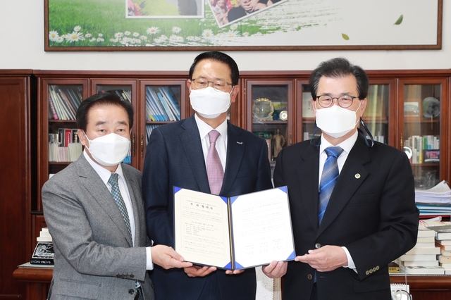 ▲ 충북도와 진천군이 19일 동원시스템즈㈜와 1000억 원 규모의 공장을 신설하는 투자협약을 가졌다.ⓒ충북도