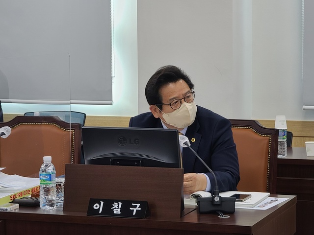 ▲ 경상북도의회 이칠구 의원(포항, 국민의힘)은 17일 제327회 정례회 기획경제위원회 소관 과학산업국 행정사무감사를 통해 경상북도의  R&D 지원을 전담할 (가칭)경북과학산업기획평가원 추진 과정의 문제점을 지적하며, 당초 용역 결과 입지 평가 1순위로 나온 포항에 설립돼야 한다고 주장했다.ⓒ경북도의회
