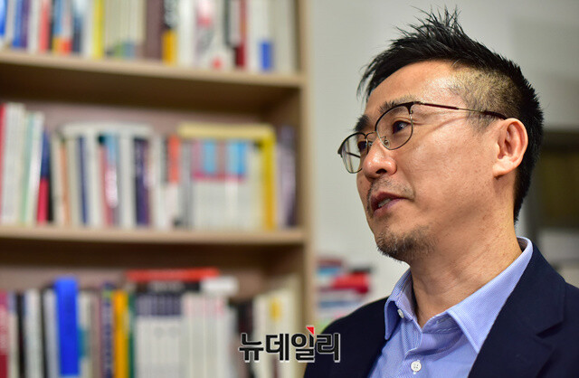 ▲ 자유와 인권을 주제로 한 '제1회 리버티국제영화제' 집행위원장을 맡은 김덕영 감독. 김 감독은 다큐멘터리 '김일성의 아이들'을 연출해 '로마국제무비어워즈'에서 다큐멘터리 부문 최우수 작품상을 수상한 바 있다. ⓒ정상윤 기자