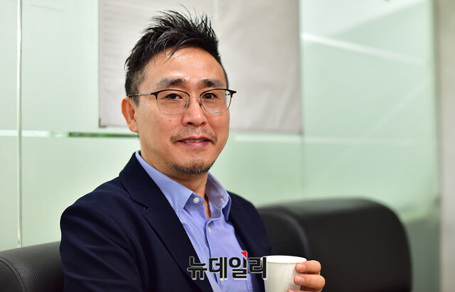 ▲ 자유와 인권을 주제로 한 '제1회 리버티국제영화제' 집행위원장을 맡은 김덕영 감독. 김 감독은 다큐멘터리 '김일성의 아이들'을 연출해 '로마국제무비어워즈'에서 다큐멘터리 부문 최우수 작품상을 수상한 바 있다. ⓒ정상윤 기자