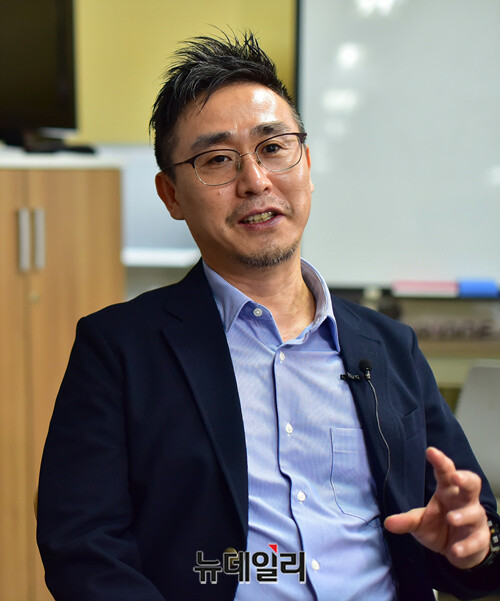 ▲ 자유와 인권을 주제로 한 '제1회 리버티국제영화제' 집행위원장을 맡은 김덕영 감독. 김 감독은 다큐멘터리 '김일성의 아이들'을 연출해 '로마국제무비어워즈'에서 다큐멘터리 부문 최우수 작품상을 수상한 바 있다. ⓒ정상윤 기자