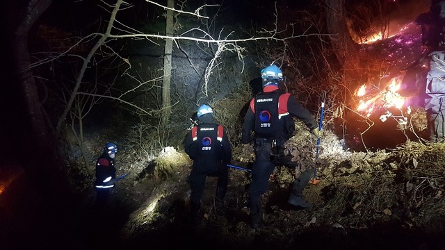 ▲ 산림청 특수진화대원들이 19일 야간에 산불이 발생한 충남 공주시 정안면 월산리 산 70 일원에서 진화작업을 벌이고 있다.ⓒ산림청
