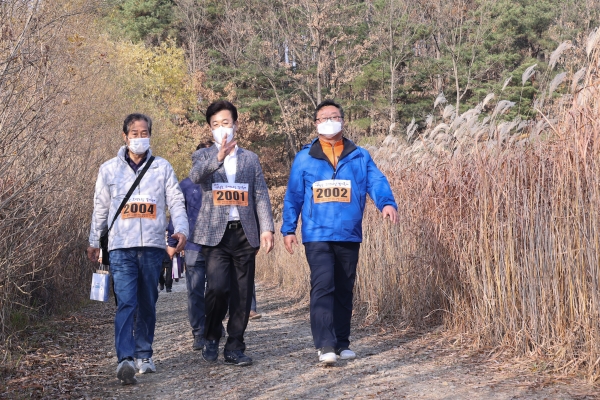 ▲ 허태정 대전시장이 20일 2021 대청호 오백 리길 걷기&러닝 축제에 참석해 시민들과 함께 걸으며 이야기를 나누는 있다.ⓒ대전시