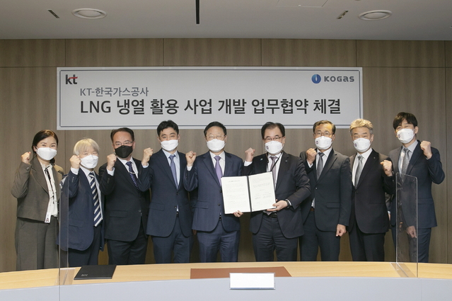 ▲ 이승 한국가스공사 부사장(오른쪽)이 참석한 가운데 열린 LNG 냉열활용 사업개발 업무협약식 모습. ⓒ가스공사 제공