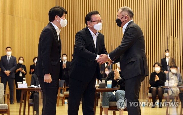 ▲ 22일 오전 경기도 고양시 일산 현대모터스튜디오에서 열린 청년희망ON에서 김부겸 국무총리, 안경덕 고용노동부 장관이 정의선 현대자동차그룹 회장과 인사하고 있다.ⓒ연합뉴스