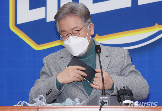 ▲ 이재명 더불어민주당 대선 후보가 22일 서울 여의도 국회에서 열린 전국민 대전환 선거대책위원회의에 참석하고 있다. ⓒ뉴시스