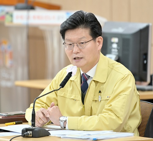 ▲ 김정섭 공주시장이 22알 시청 대백제실에서 열린 주간업무보고회에서 모두 발언을 하고 있다.ⓒ공주시