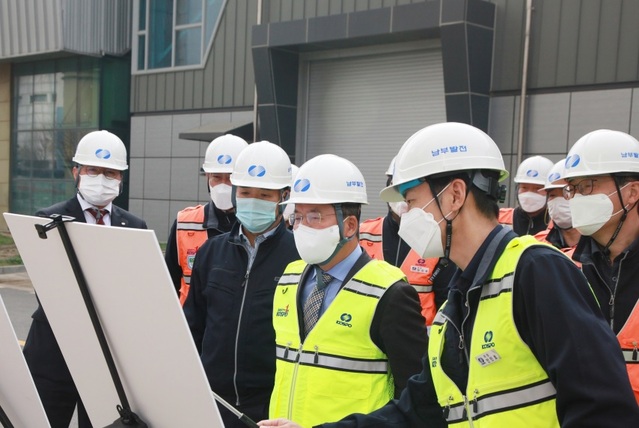 ▲ 이승우 사장이 ‘FAST-SCR 융합 탈질장치’ 설치현장에서 운전성능 및 가동현황을 참관하고 있다. ⓒ남부발전 제공