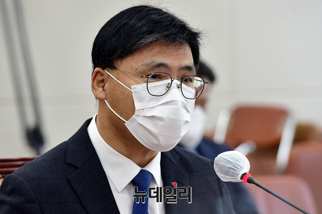 ▲ 위장전입 의혹을 인정한 김의철 한국방송공사(KBS) 사장 후보자가 이번에는 '거짓답변' 논란에 휩싸였다. 22일 국회 과학기술정보방송통신위원회의 인사청문회에 참석한 김의철 후보자. ⓒ이종현 기자(사진=공동취재단)