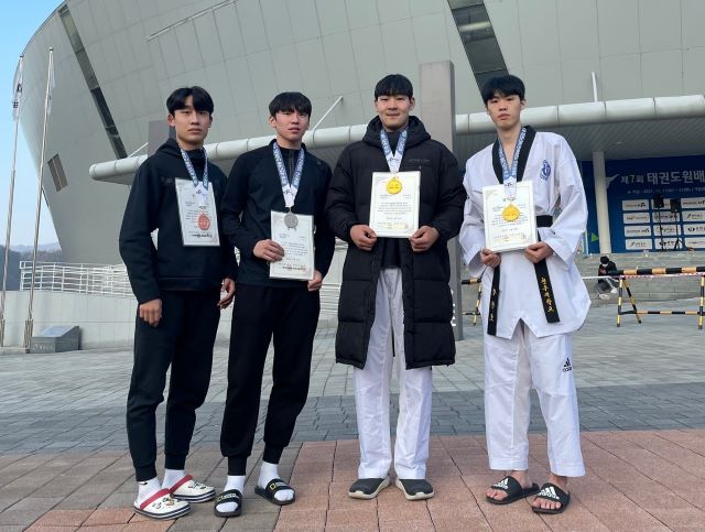 ▲ 청주대학교 태권도부가 지난 지난 17일부터 오는 25일까지 전북 무주 태권도원에서 열리고 있는 제7회 태권도원배 전국태권도선수권대 대학부 겨루기 부문에서 종합 준우승을 차지했다. 사진은(왼쪽부터) 김진우(동메달), 연제호(은메달), 정범구(금메달), 김진호(금메달)가 기념촬영을 하고 있는 모습.ⓒ청주대