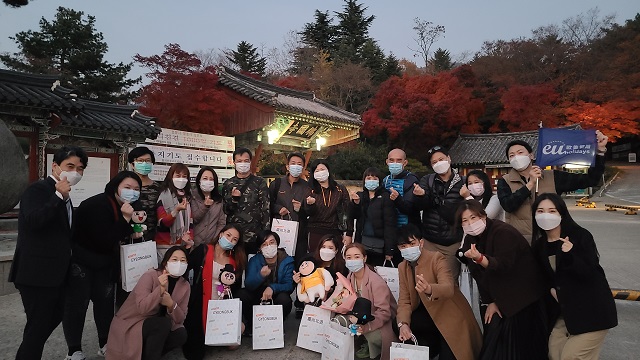 ▲ ‘트래블버블’ 협정국 싱가포르 단체관광객들이 불국사 앞에서 기념촬영을 하고 있다.ⓒ경북관광공사