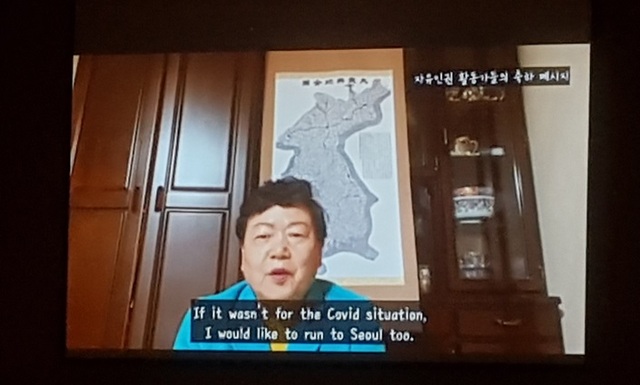 ▲ 영상으로 축사를 대신하고 있는 북한 인권 운동가 가와사키 에이코 씨.
