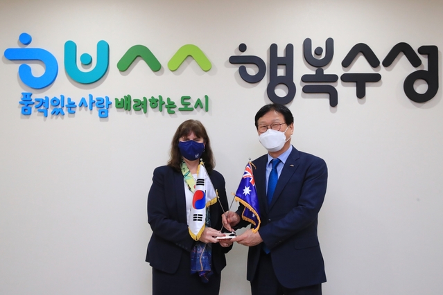 ▲ 김대권 대구 수성구청장은 지난 19일 구청 2층 회의실에서 캐서린 레이퍼 주한 호주대사를 접견하고, 교육·문화·예술 등 다양한 분야의 교류 및 협력방안에 대해 논의했다.ⓒ수성구