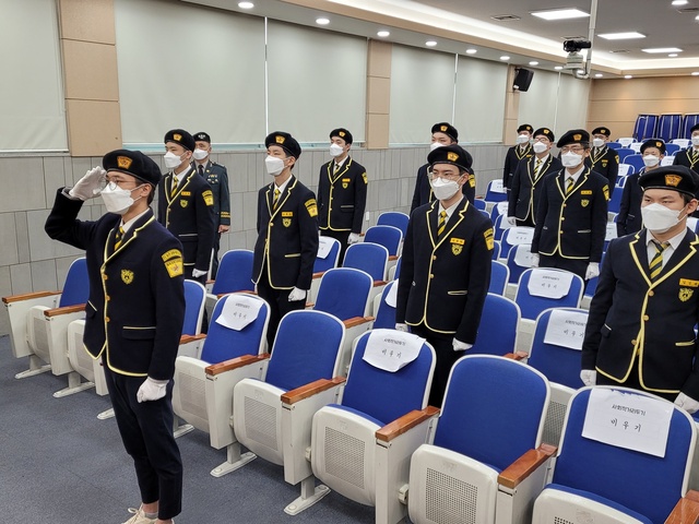 ▲ 조일고는 1학년 때부터 부사관 시험에서 가산점이 주어지는 토익과 한국사능력검정시험 대비반을 집중 편성, 인문교과를 교육하고 각 군 병과 교육, 태권도 등 전공 기초 및 심화교육을 함께 병행한다. 사진은 군 특성화 발대식 장면.ⓒ조일고