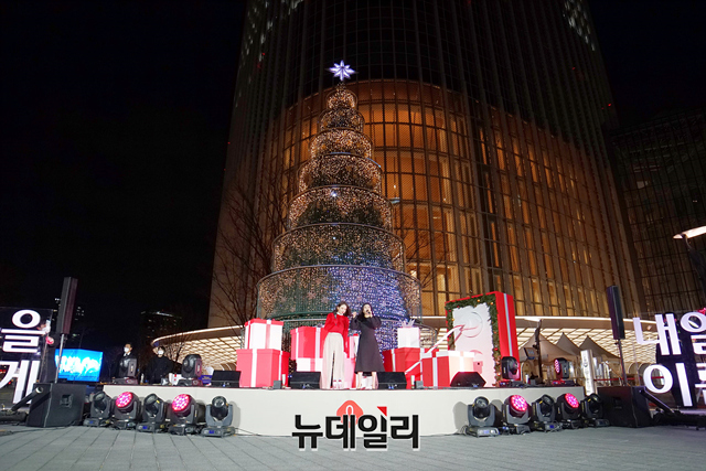 ▲ 롯데월드타워가 22일 오후 서울 송파구 롯데월드타워 아레나 광장에서 스와로보스키와 협업해 3만여 개 크리스털로 장식한 15m 크기의 클래식 크리스마스 트리를 점등했다. ⓒ롯데물산