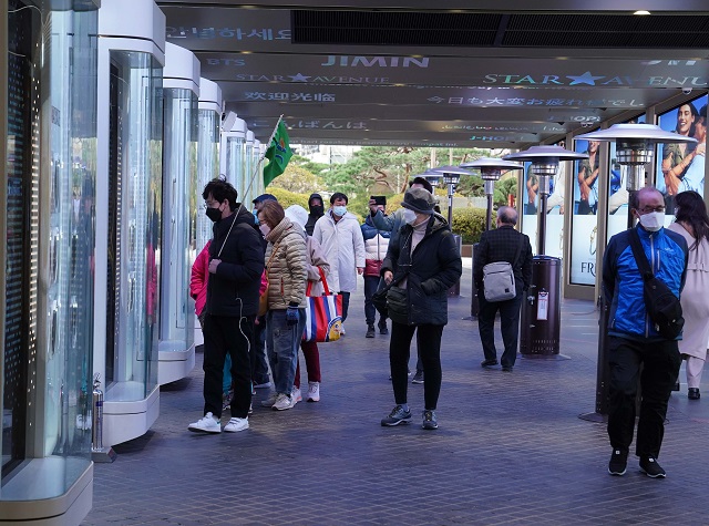 ▲ 지난 22일 오후 싱가포르 단체관광객 10여 명이 롯데면세점 명동본점에 방문하여 약 1시간 동안 면세쇼핑을 즐겼다.ⓒ롯데면세점