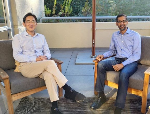 ▲ 지난 22일(현지시각) 미국 캘리포니아주 마운틴뷰 구글 본사에서 만난 이재용 삼성전자 부회장(왼쪽)과 순다르 피차이(Sundar Pichai) 구글 CEO(오른쪽)의 모습.ⓒ삼성전자