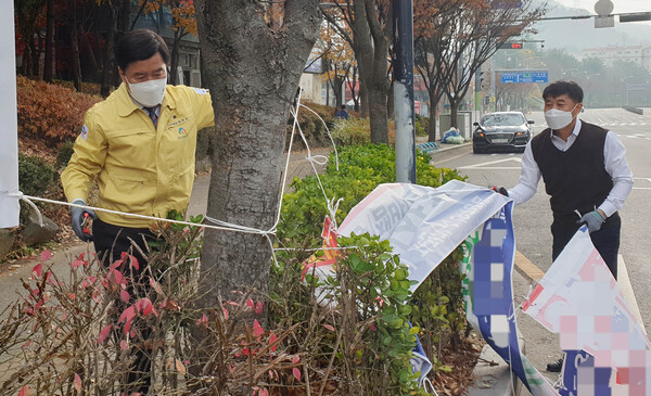 ▲ 황인호 동구청장이 지난 22일  불법 현수막 근절을 위해 특별정비 작업에 착수했다.ⓒ대전동구