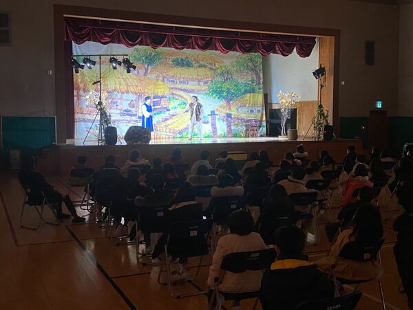 ▲ 대전 중구가 관내 8개 학교를 대상으로 찾아가는 소극장 체험을 지원하고 있다.ⓒ대전중구