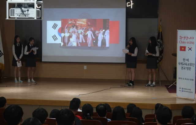 ▲ 청주외국어고등학교가 충북교육청의 한-신남방 온라인 역사교류 사업의 하나로 23일 공개 진행한 베트남과 온라인 공동수업을 갖고 있다.ⓒ청주외국어고