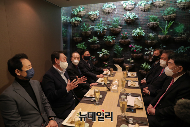 ▲ 윤석열 국민의힘 대선 후보와 대선 경선 후보자들이 23일 오후 서울 여의도 한 음식점에서 오찬을 하고 있다. (왼쪽부터 장성민 세계와동북아평화포럼 이사장, 윤 후보, 장기표 신문명정책연구원장, 박찬주 전 육군대장, 최재형 전 감사원장, 박진 의원, 안상수 전 인천시장. ⓒ강민석 기자(사진=윤석열 캠프)