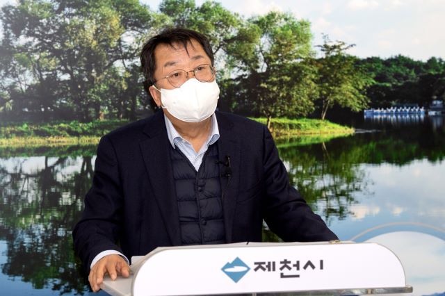 ▲ 이상천 충북 제천시장이 23일 브리핑을 통해 코로나19 확산방지를 위한 각 학교와 학원, 모든 시민들의 적극 동참을 호소하고 있다.ⓒ제천시