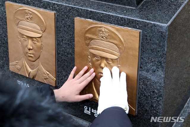 ▲ 고 문광욱 일병 유가족들이 23일 오전 대전 유성구 대전국립현충원에서 열린 '연평도 포격전 제11주년 전투영웅 추모식 및 전승기념식'에 앞서 묘역을 쓰다듬고 있다.ⓒ뉴시스